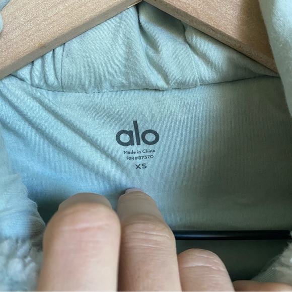 ALO Yoga ‘Streetside’ Foxy Sherpa - Picture 7 of 8